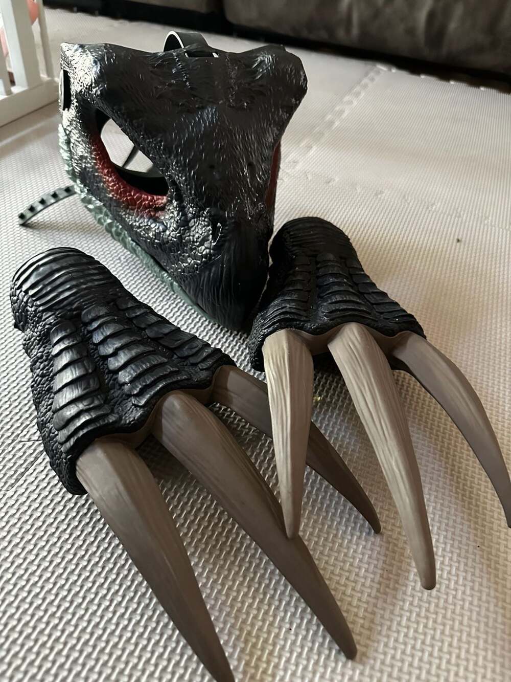Mattel Jurassic World Indoraptor Mask and Claws Roleplay Set